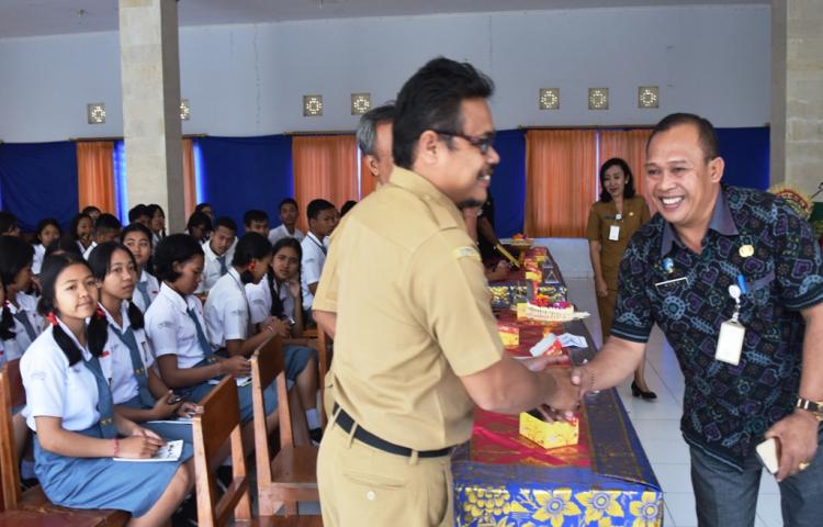 Sosialisasi Leterasi Media Teknologi Informasi di SMA Negeri 1 Petang