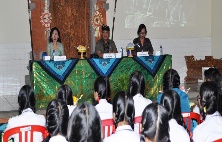 Sosialisasi Literasi Media Teknologi Informasi di SMA N 1 Mengwi