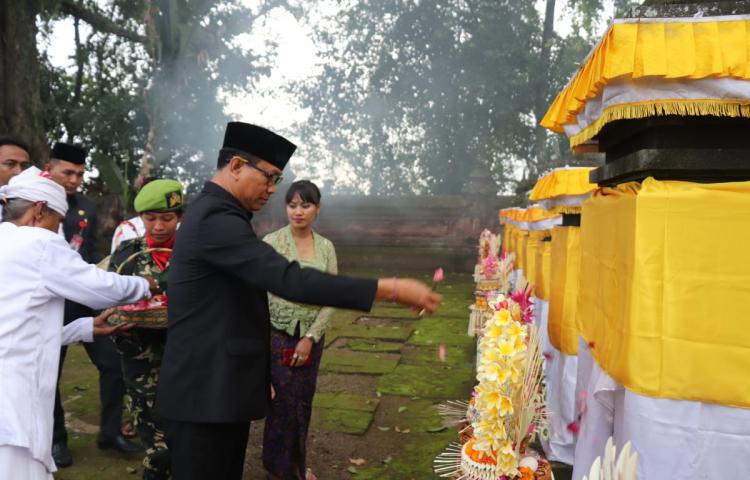Tabur Bunga di Monumen Tugu Pahlawan Nasional I Gusti Ngurah Rai di Carangsari
