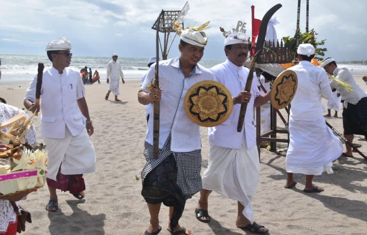 Tangkal Serangan Hama dan Virus  Badung Gelar Upacara Nangluk Merana Di Pura Mas Ceti Ulun Tanjung Petitenget