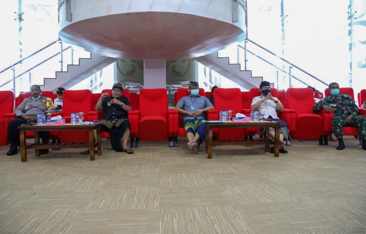 Terkait Upaya Penanganan Covid-19  Bupati Giri Prasta Ingatkan Kebijakan Desa Adat Sejalan Dengan Pemerintah Pusat