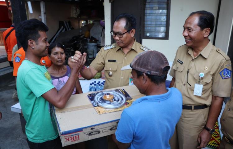 Tinjau Korban Kebakaran di Br. Batulumbung, Gulingan Mengwi