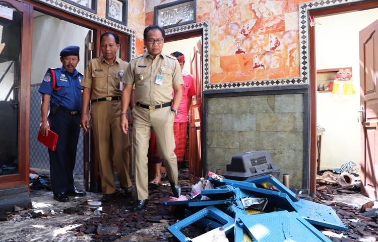 Tinjau Korban Kebakaran di Sibang Gede