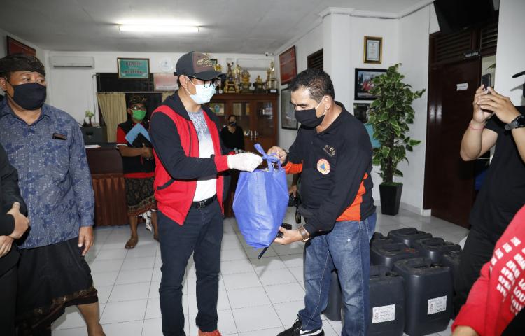 Tinjau Posko Gotong Royong Penanganan Covid-19 di Kuta Utara  Wabup Suiasa Ajak Petugas Awasi Mobilitas Penduduk Dari Luar Daerah