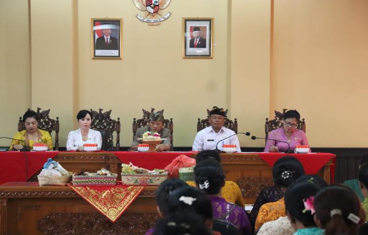 WHDI Badung Gelar Pelatihan Pembuatan Upakara Otonan Tumpeng 7