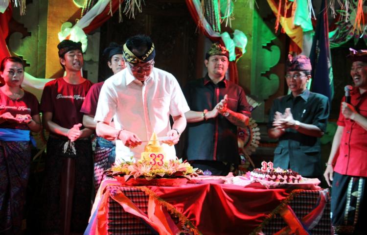 Wabub Suiasa Hadiri Hut ST Parwata Kusuma Desa Petang