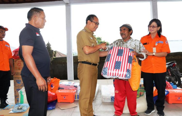 Wabup Serahkan Bantuan Korban Gempa di Desa Belok dan Plaga