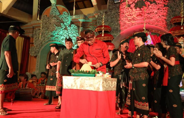 Wabup. Suiasa Ajak Sekaa Teruna Dukung Program Desa Adat  Hadiri HUT ST Jaladi Kusuma Yowana, Banjar Terora