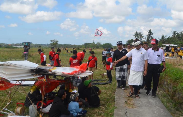 Wabup. Suiasa Buka Banjaran Kite Festival ke-5