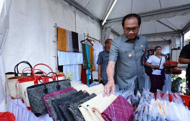 Wabup Suiasa Buka Pameran UMKM Serangkaian Festival Seni Budaya Kabupaten Badung Tahun 2019