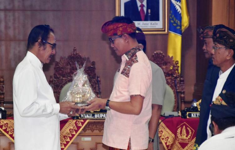 Wabup Suiasa Buka Paruman Sulinggih