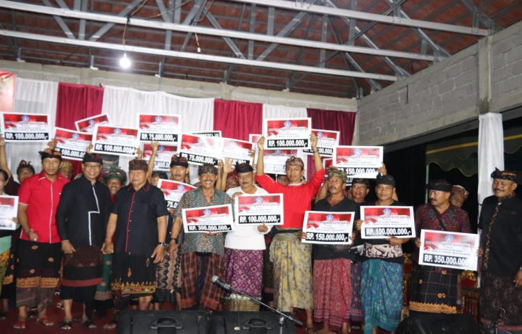 Wabup. Suiasa Cairkan Hibah 4 M Lebih untuk Masyarakat Gulingan