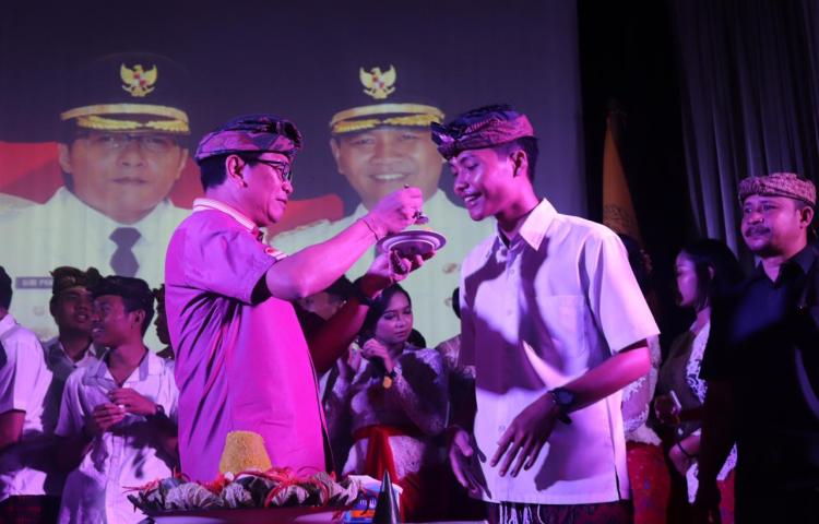 Wabup Suiasa Hadiri HUT. ST. Niti Dharma Sutra dan HUT ST. Kusuma Mekar Ingatkan Sekaa Teruna Pergunakan Ilmu Secara Bijaksana