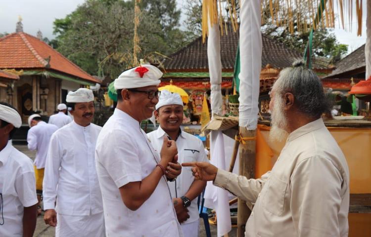 Wabup Suiasa Hadiri Karya Melaspas dan Mendem Pedagingan di Pura Desa, Desa Adat Semanik.