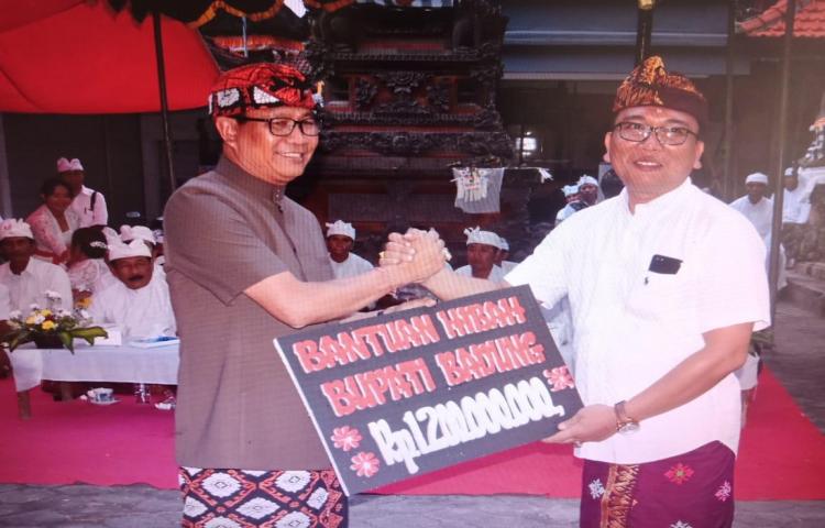 Wabup. Suiasa Hadiri Karya Melaspas dan Pasupati Pelawatan Pura Puseh Desa Cemagi