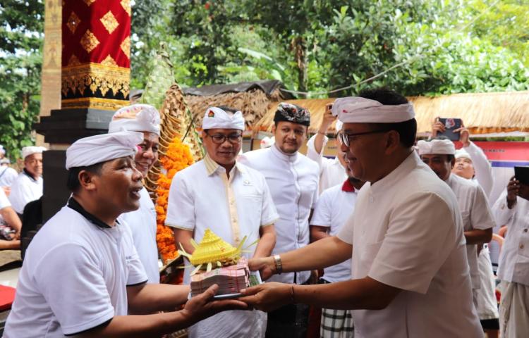 Wabup. Suiasa Hadiri Karya di Pura Melanting, Br. Tanggayuda, Bongkasa