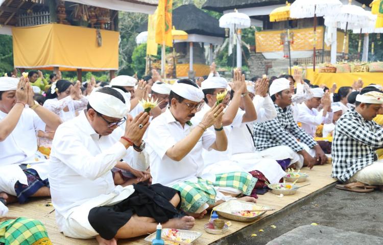 Wabup Suiasa Hadiri Piodalan Pura Taman Ayun Mengwi
