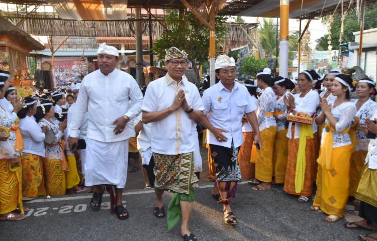 Wabup. Suiasa Hadiri Rangkaian Karya di Pura Dalem Penataran Sari, Punggul