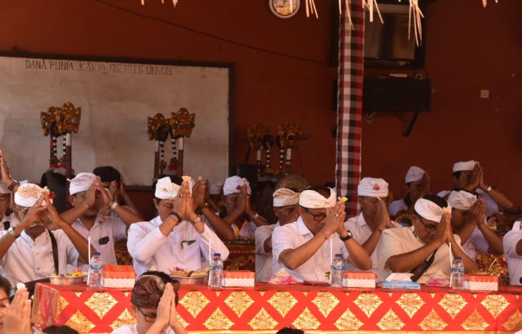 Wabup Suiasa Hadiri Upacara Nyatur Pecaruan Rsi Gana  di Pura Kayangan Jagat Dalem Solo Desa Adat Sedang.