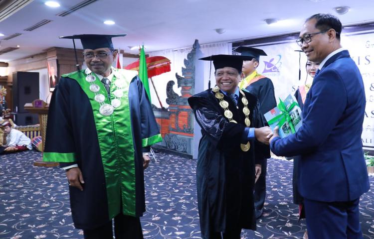 Wabup. Suiasa Hadiri Wisuda Sarjana dan Magister Universitas Dwijendra