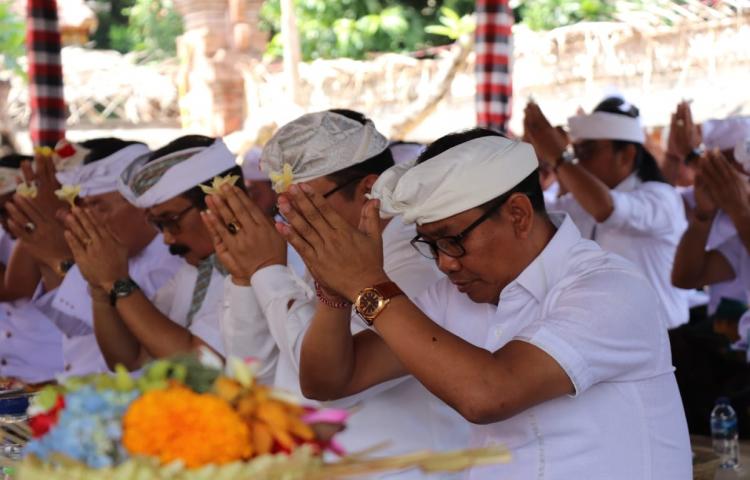 Wabup. Suiasa Ikut Ngerastitiang Karya di Pura Desa lan Puseh Penarungan