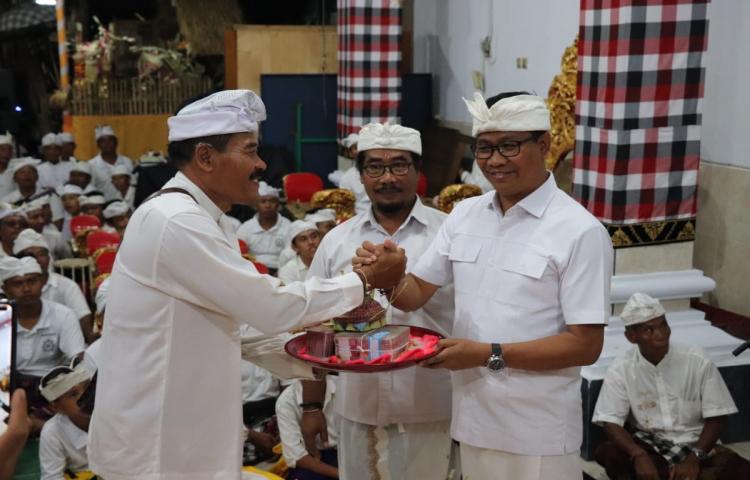 Wabup Suiasa Ikut Ngrastitiang Karya di Pura Melanting Kutaraga
