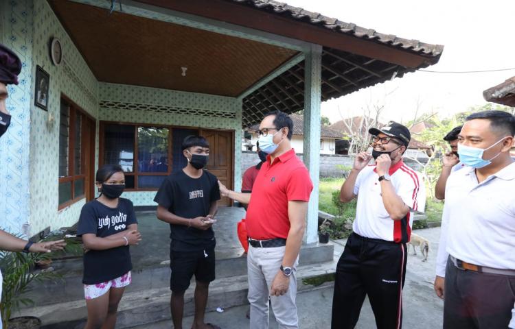 Wabup Suiasa Kunjungi Anak Kurang Mampu di Mengwitani