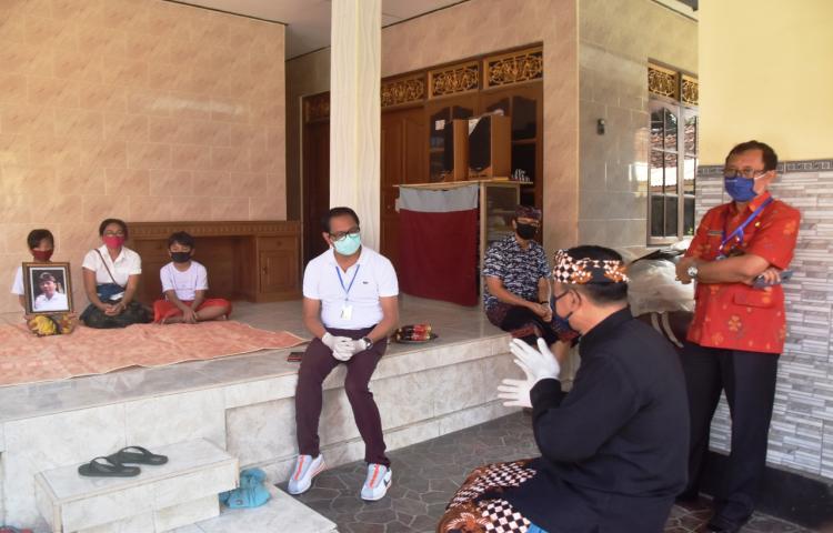 Wabup Suiasa Kunjungi Keluarga (alm) I Putu Sugiarta PMI asal Sading