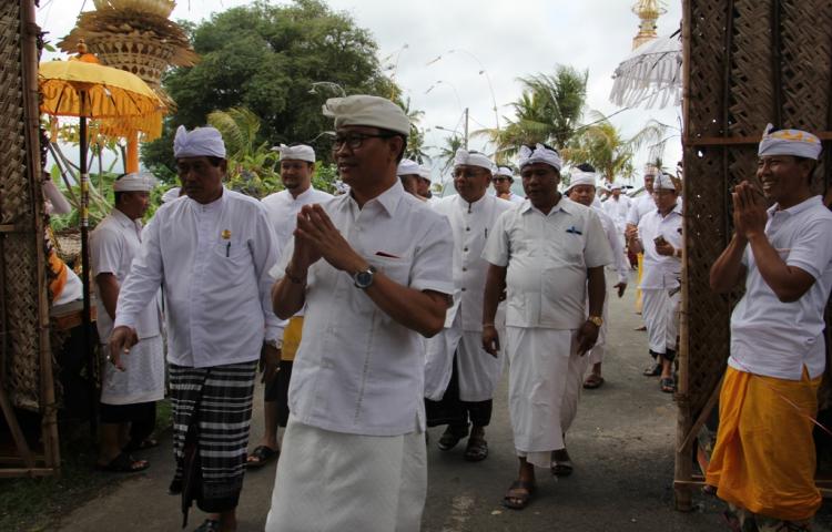 Wabup. Suiasa Mendem Pedagingan di Pura Dalem Pekraman Kelod, Kekeran