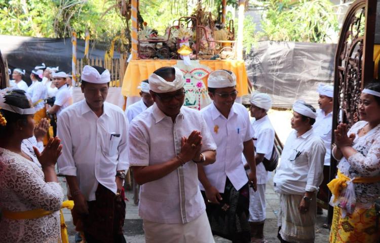 Wabup. Suiasa Ngrastitiang Karya Memungkah di Pura Melanting Br. Teguan, Punggul