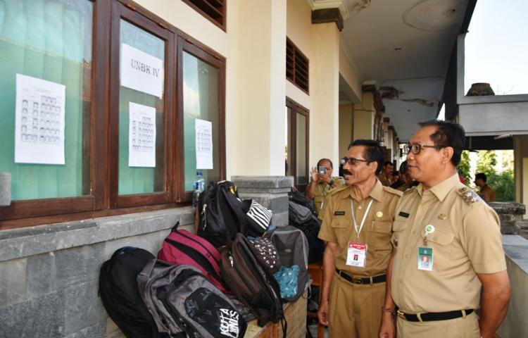 Wabup Suiasa Pantau Jalannya UN SMP Pertama di Badung