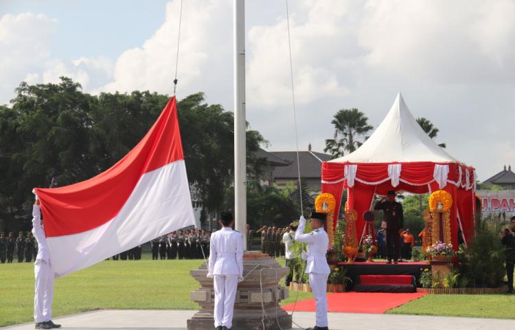 Wabup Suiasa Pimpin Apel Hari Pahlawan Ajak Anak Bangsa Jadi Pahlawan Masa Kini