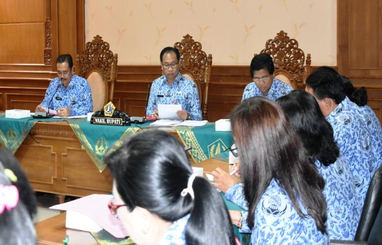 Wabup. Suiasa Pimpin Rakor Evaluasi Program Bansos Lansia dan Santunan Kematian