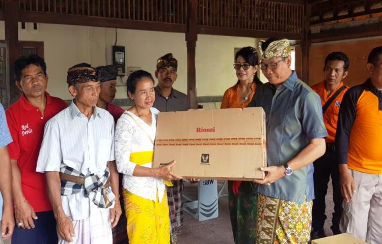 Wabup. Suiasa Serahkan Bantuan Logistik Korban Kebakaran di Abiansemal