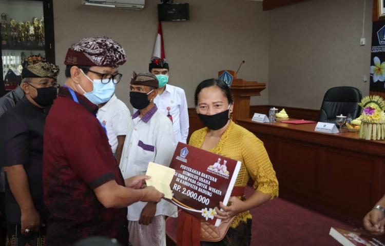 Wabup Suiasa Serahkan Bantuan Stimulus Tahap II Bagi UMKM Objek Wisata di Kuta Selatan