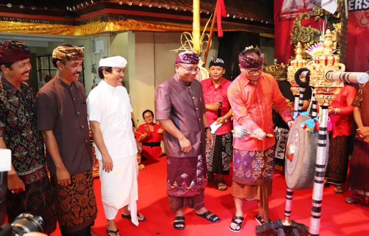 Wabup. Suiasa Serahkan Gambelan Gong Gede dan Baleganjur