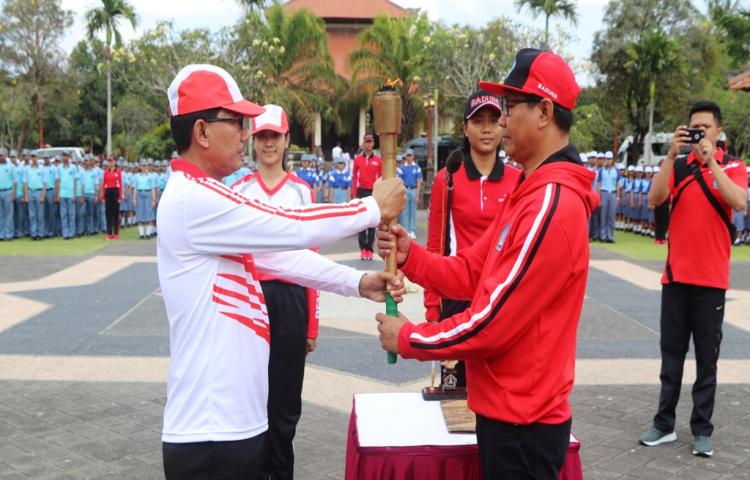 Wabup. Suiasa Terima Obor Api Porprov 2019