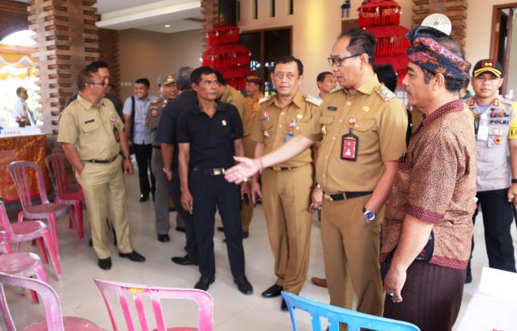 Wabup Suiasa Tinjau Sejumlah TPS  Ingatkan Petugas KPPS Bekerja Sesuai Mekanisme