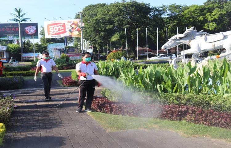 Wabup Suiasa dan Sekda Adi Arnawa Pimpin Langsung Penyemprotan Disinfektan