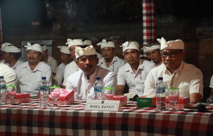 Wabup.Suiasa Hadiri Upacara Ngeratep Tapakan Pura Desa Sedang