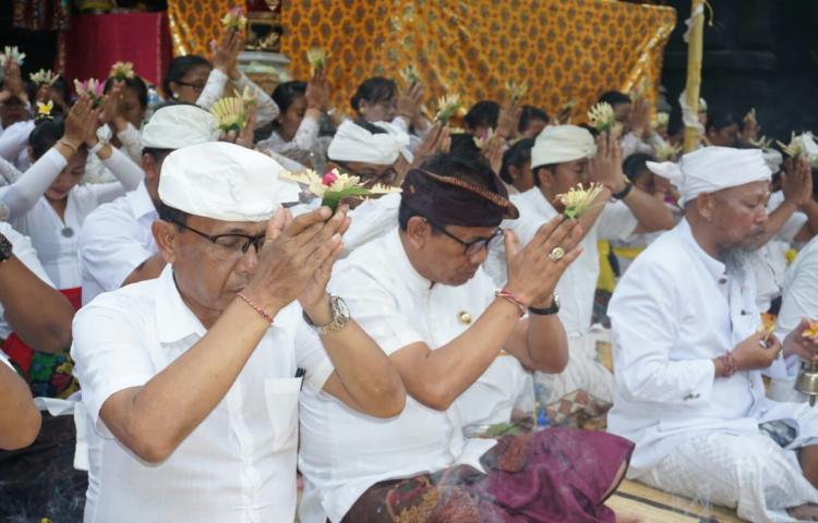 Wakil Bupati Badung Hadiri Piodalan di Pura Segara Legian