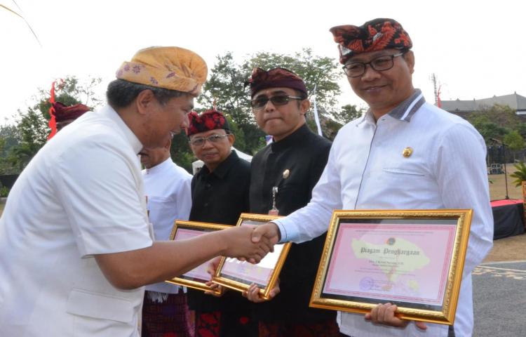 Wujud Komitmen Pemkab. Badung berikan pelayanan kepada masyarakat, Badung Raih Penghargaan PTSL dari Kementrian ATR/BPN