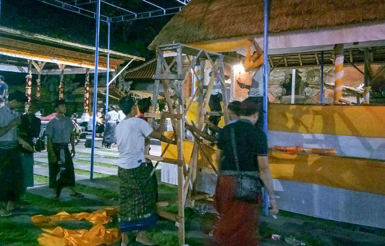 13 Sekaa Teruna Ngaturang Ayah Mereresik dan Masang Wastra