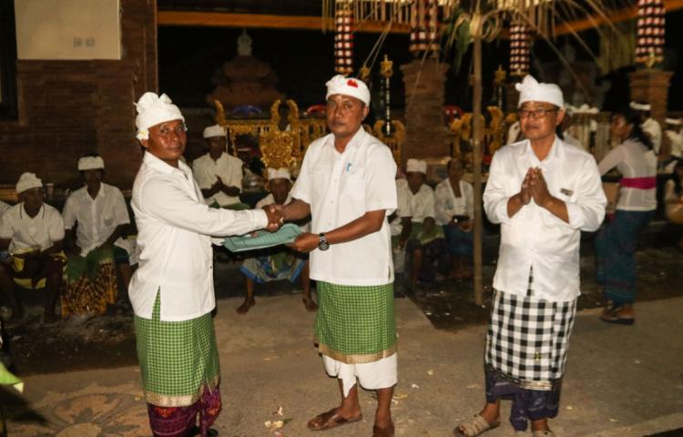 Acara Serah Terima Barang Dan Jasa Saat Upacara Pemlapasan Di Pura Pesiraman Dalem