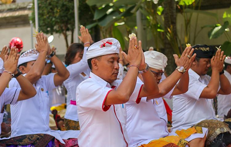 Aktifitas Pelayanan Kantor Desa Tetap Jalan Saat Piodalan Di Padmasana