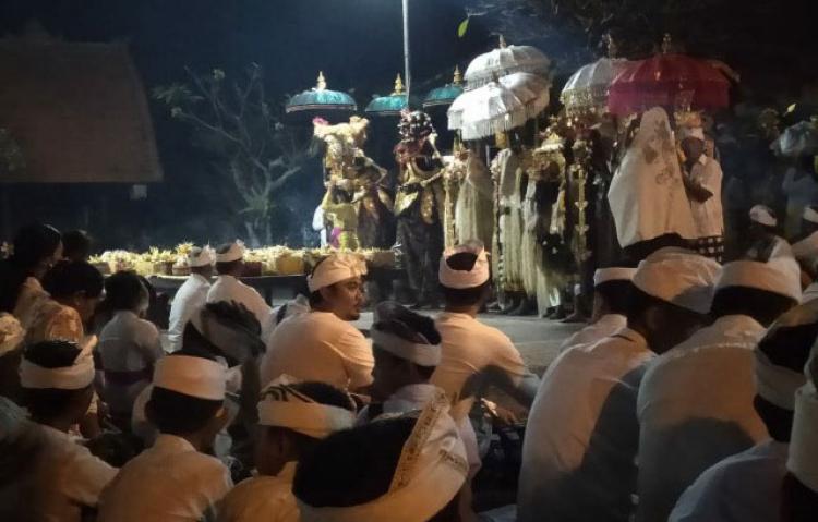 Antusias Masyarakat Abiansemal Mengikuti Prosesi Tumpek Wayang