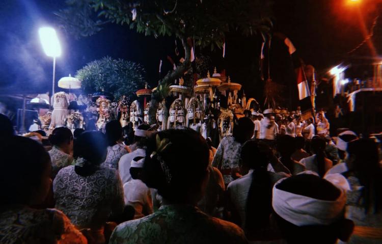 Antusias Masyarakat Banjar Keraman Mengikuti Prosesi Persembahyangan Ngunya Desa Pada Sasih Kanem