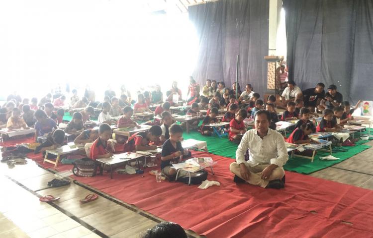 Antusias anak-anak dalam mengikuti lomba mewarnai