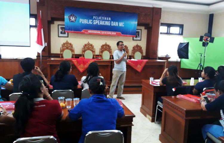 Artis Abiansemal Meriahkan Acara Public Speaking dan MC
