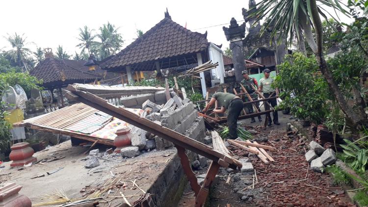 Babinsa Bantu Korban Gempa Bumi